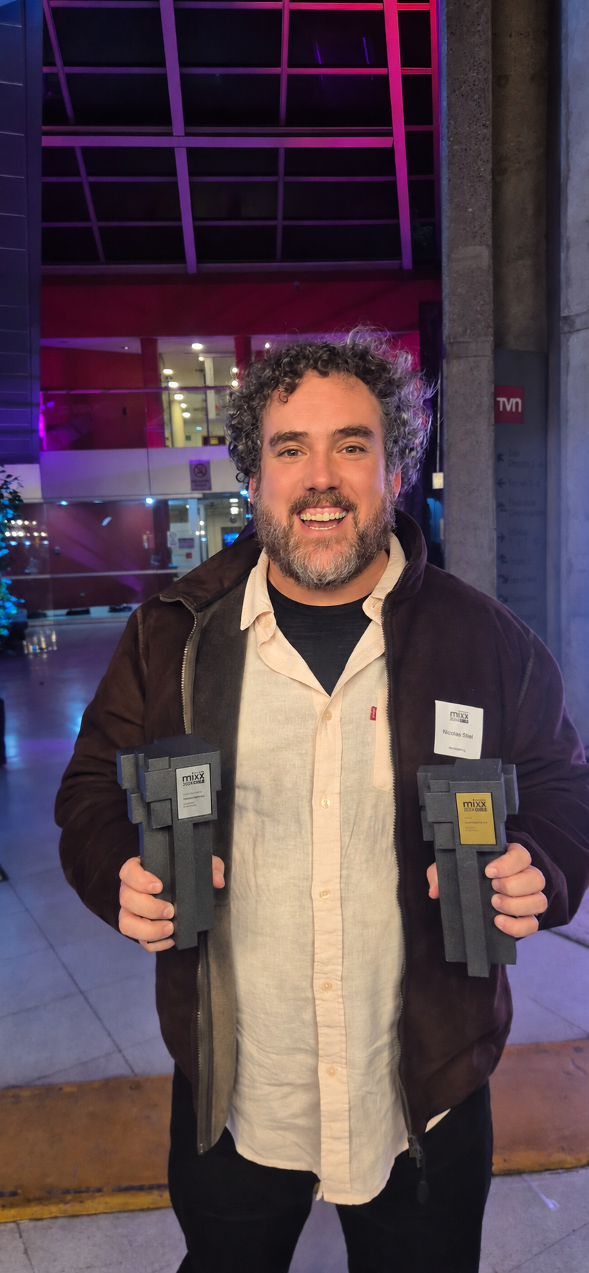 Dos premios MIXX en manos de integrante del equipo